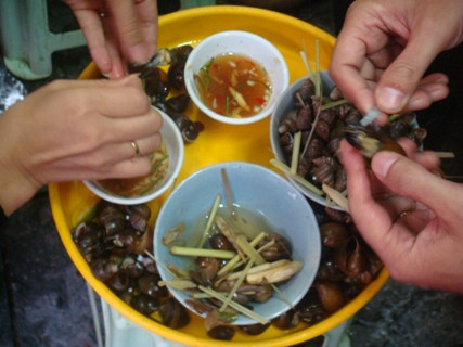 Không giống nhiều thứ quà khác, ốc nóng là món ăn mang phong cách “bụi”, “bụi” từ chỗ ăn cho tới phong cách ăn.