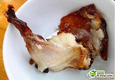 Miếng thịt đùi trắng nõn, thơm phức khi lột da, khiến nhiều thực khách phải “nao lòng”. Những hình ảnh tiết lộ công đoạn chế biến món ăn “treo đầu chim, bán thịt chuột” này nhanh chóng lan tràn trên mạng và các phương tiện truyền thông của Trung Quốc. Miếng thịt đùi trắng nõn, thơm phức khi lột da, khiến nhiều thực khách phải “nao lòng”. Những hình ảnh tiết lộ công đoạn chế biến món ăn “treo đầu chim, bán thịt chuột” này nhanh chóng lan tràn trên mạng và các phương tiện truyền thông của Trung Quốc.
