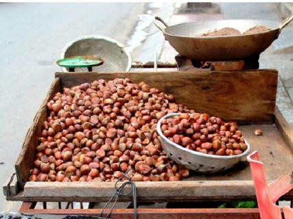 Giá của hạt dẻ nóng dao động, từ 80 đến 120 nghìn/kg, tuy nhiên đa phần là hạt dẻ Trung Quốc.