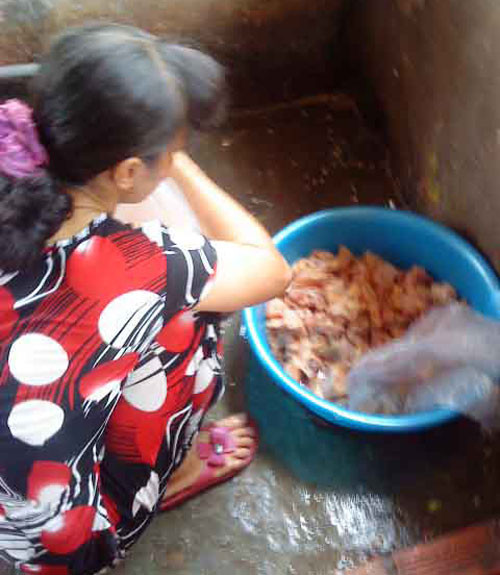 Thịt gà ươn đang được người của quán T.L cho rã đông để chế biến lẩu