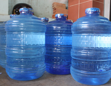 Nước uống không qua diệt khuẩn dễ nhiễm vi trùng gây bệnh. Ảnh: Thiên Chương Nước uống không qua diệt khuẩn dễ nhiễm vi trùng gây bệnh. Ảnh: Thiên Chương