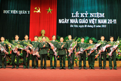 Lãnh đạo Học viện tri ân những nhà giáo ưu tú bằng những bó hoa tươi thắm Lãnh đạo Học viện tri ân những nhà giáo ưu tú bằng những bó hoa tươi thắm