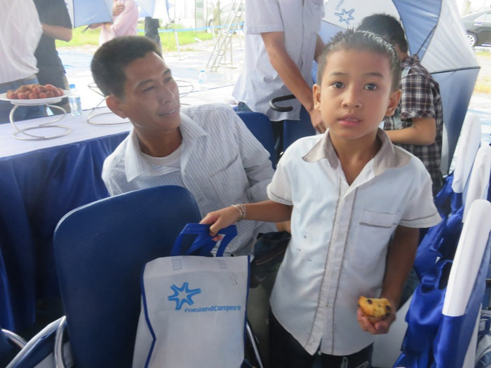 Niềm vui nhận quà tặng và học bổng từ FrieslandCampina của hai bố con anh Vũ Văn Vinh. Niềm vui nhận quà tặng và học bổng từ FrieslandCampina của hai bố con anh Vũ Văn Vinh.