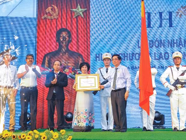 Bà Thái Hương đón nhận Huân chương Lao động hạng Ba từ Bộ trưởng Bộ Nông nghiệp và Phát triển nông thôn Cao Đức Phát. Bà Thái Hương đón nhận Huân chương Lao động hạng Ba từ Bộ trưởng Bộ Nông nghiệp và Phát triển nông thôn Cao Đức Phát.