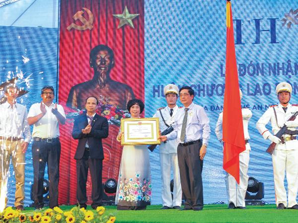 Bà Thái Hương đón nhận Huân chương Lao động hạng Ba từ Bộ trưởng Bộ Nông nghiệp và Phát triển nông thôn Cao Đức Phát. Bà Thái Hương đón nhận Huân chương Lao động hạng Ba từ Bộ trưởng Bộ Nông nghiệp và Phát triển nông thôn Cao Đức Phát.