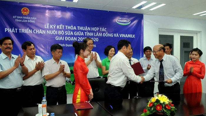 Đại diện lãnh đạo tỉnh Lâm Đồng và Vinamilk cùng ký kết thỏa thuận hợp tác phát triển chăn nuôi bò sữa giữa tỉnh Lâm Đồng và Vinamilk giai đoạn 2015-20120. Đại diện lãnh đạo tỉnh Lâm Đồng và Vinamilk cùng ký kết thỏa thuận hợp tác phát triển chăn nuôi bò sữa giữa tỉnh Lâm Đồng và Vinamilk giai đoạn 2015-20120.