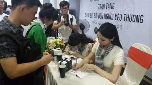 Hoạt động tặng sách trong Tủ sách đổi đời của Trung Nguyên luôn thu hút đông đảo các bạn trẻ. Hoạt động tặng sách trong Tủ sách đổi đời của Trung Nguyên luôn thu hút đông đảo các bạn trẻ.