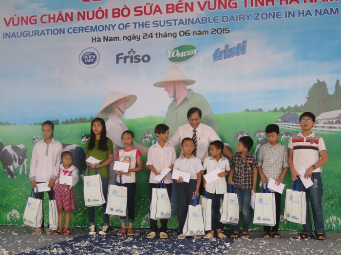 Ông Trần Quốc Huân – Phó Tổng giám đốc Công ty FrieslandCampina Việt Nam trao học bổng trong quỹ khuyến học Đèn Đom đóm cho con em các nông dân chăn nuôi bò sữa xã Mộc Bắc. Ông Trần Quốc Huân – Phó Tổng giám đốc Công ty FrieslandCampina Việt Nam trao học bổng trong quỹ khuyến học Đèn Đom đóm cho con em các nông dân chăn nuôi bò sữa xã Mộc Bắc.