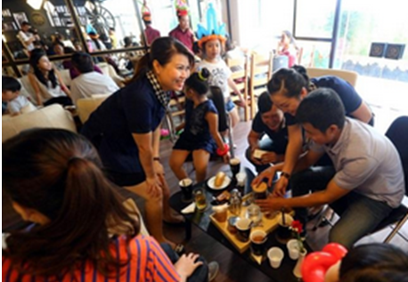 Các gia đình vui vẻ bên nhau cùng pha chế cà phê dành cho người yêu thương. Các gia đình vui vẻ bên nhau cùng pha chế cà phê dành cho người yêu thương.