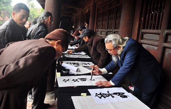 Tục xin chữ đầu năm đâng bị thương mại hóa. Tục xin chữ đầu năm đâng bị thương mại hóa.