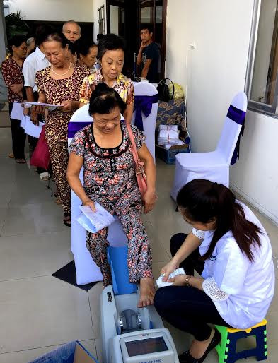 Vinamilk tổ chức đo loãng xương cho người cao tuổi giúp người cao tuổi phát hiện và phòng ngừa loãng xương. Vinamilk tổ chức đo loãng xương cho người cao tuổi giúp người cao tuổi phát hiện và phòng ngừa loãng xương.