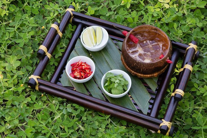 Cocktail Street Vendor được lấy cảm hứng từ phở - món ăn độc đáo, nổi tiếng quyến rũ của đất Tràng An thanh lịch. Street Vendor thanh dịu, hòa quyện vị chua của chanh quả với vị cay nồng của quế và ớt tươi xen lẫn trong đó là chút nồng nàn, rạo rực của rượu Rum mang đến sự ấm áp, thân thuộc như trái tim nồng ấm của những người thân yêu.