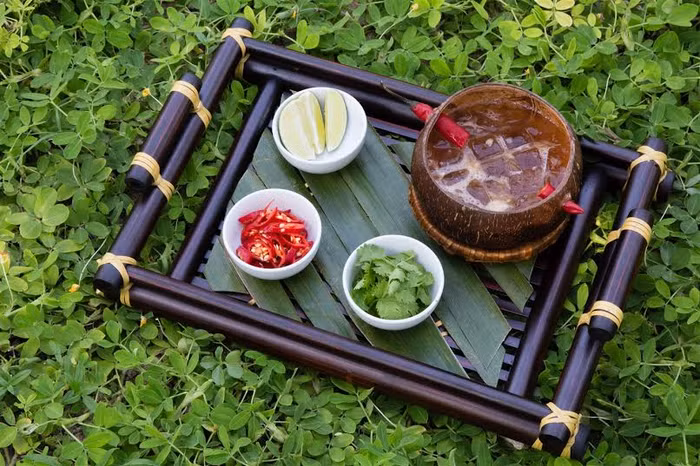 Cocktail Street Vendor được lấy cảm hứng từ phở - món ăn độc đáo, nổi tiếng quyến rũ của đất Tràng An thanh lịch. Street Vendor thanh dịu, hòa quyện vị chua của chanh quả với vị cay nồng của quế và ớt tươi xen lẫn trong đó là chút nồng nàn, rạo rực của rượu Rum mang đến sự ấm áp, thân thuộc như trái tim nồng ấm của những người thân yêu.