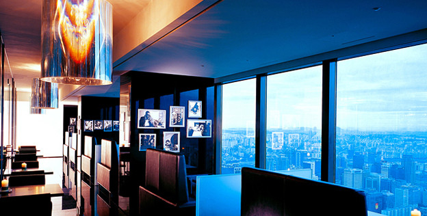 Đứng trên Quán Walking on the Cloud bạn có thể chiêm ngưỡng toàn cảnh Seoul một cách lãng mạn nhất. Ảnh: CNN Travel.