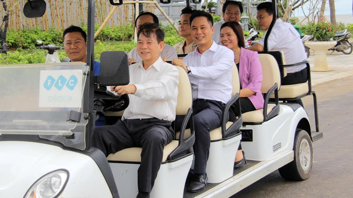 Nguyên Chủ tịch nước đích thân cầm lái xe điện đi thăm Quần thể du lịch nghỉ dưỡng sinh thái FLC Sầm Sơn.