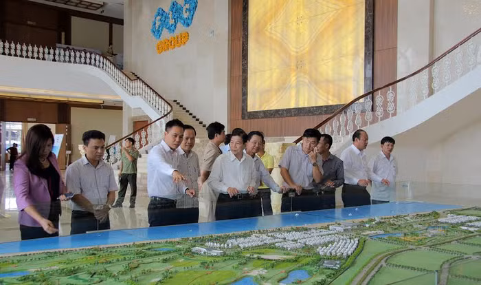 Nguyên Chủ tịch nước Nguyễn Minh Triết nghe giới thiệu tổng quan về FLC Sầm Sơn thông qua sa bàn.