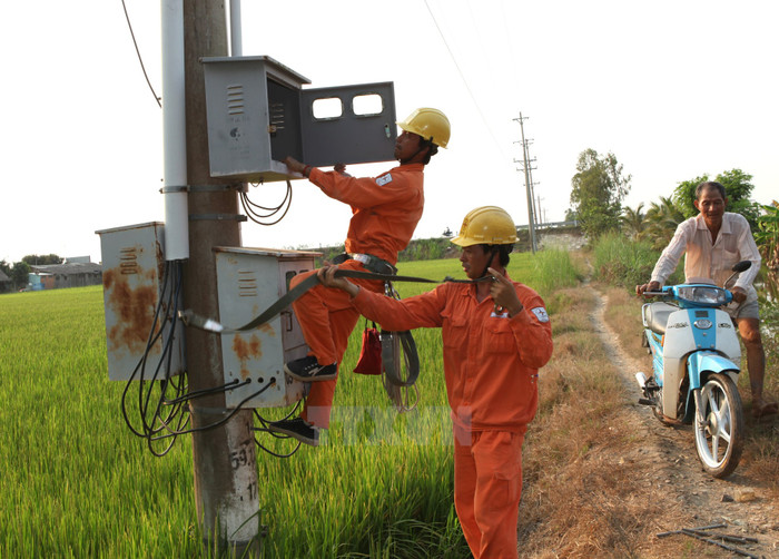 Phía sau cái vỗ vai dân của "nhà đèn": Này, tiền điện nhà anh sắp tăng đấy! ảnh 2 Phía sau cái vỗ vai dân của "nhà đèn": Này, tiền điện nhà anh sắp tăng đấy! ảnh 2