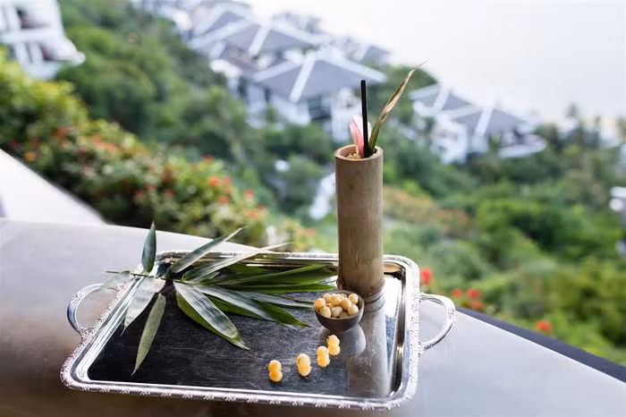 Và thật bình yên khi trên bàn là Cocktail Lotus, thức uống được lấy cảm hứng từ sen. Lotus là sự pha trộn hài hòa giữa rượu gin, chanh tươi và siro hoàng sen. Mỗi ngụm nhỏ mang đến cảm giác nồng nàn của rượu hạt và vị thanh tao của quả.