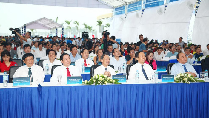 Lễ khởi công thu hút sự tham dự của hơn 1.000 quan khách và nhà đầu tư. Lễ khởi công thu hút sự tham dự của hơn 1.000 quan khách và nhà đầu tư.