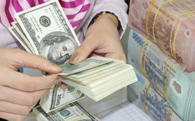 Diễn biến thay đổi liên tục tỷ giá USD/VND trong tháng 8 khiến nhiều nhà đầu tư phải suy nghĩ lại. Ảnh minh họa.