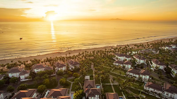 Cùng với việc nhận ngay giấy chứng nhận, khách hàng còn có cơ hội sinh lời đặc biệt từ biệt thự vừa mua khi tham gia chương trình Cam kết cho thuê với lợi nhuận tối thiểu là 9%/năm... Cùng với việc nhận ngay giấy chứng nhận, khách hàng còn có cơ hội sinh lời đặc biệt từ biệt thự vừa mua khi tham gia chương trình Cam kết cho thuê với lợi nhuận tối thiểu là 9%/năm...