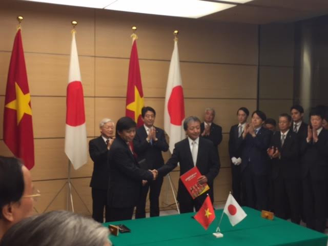 Hãng hàng không thế hệ mới Vietjet và Công ty Mitsubishi UFJ Lease & Finance (MUL) ký kết biên bản thỏa thuận thuê mua và cung cấp tài chính cho 3 tàu bay A321 mới của Vietjet với tổng giá trị 347,2 triệu đô la Mỹ. Hãng hàng không thế hệ mới Vietjet và Công ty Mitsubishi UFJ Lease & Finance (MUL) ký kết biên bản thỏa thuận thuê mua và cung cấp tài chính cho 3 tàu bay A321 mới của Vietjet với tổng giá trị 347,2 triệu đô la Mỹ.