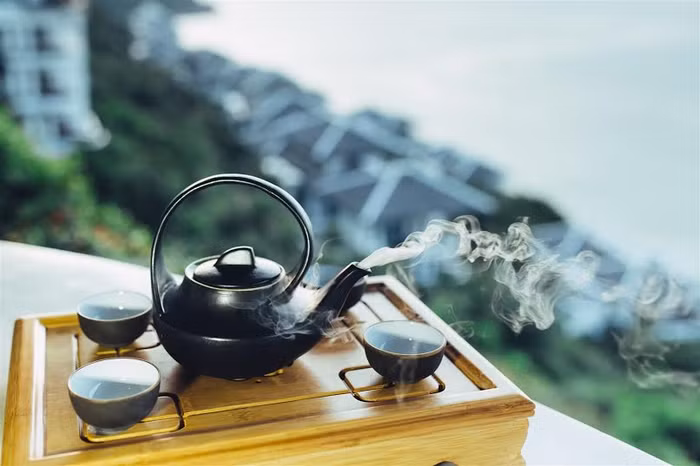 Hay cocktail Bourbon Bergamot- loại cocktail được tạo nên bởi whisky, nước cam và chè khô rót từ chiếc bình gốm men trầm. Nhâm nhi từng ngụm nhỏ, Bourbon Bergamot mang tới cho người thưởng ngoạn cảm giác an nhiên, như đang bước chậm, lui dần về quá khứ với những ký ức thật riêng tư...