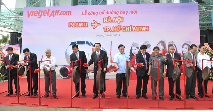 Đại tướng Trần Đại Quang - Ủy viên Bộ chính trị, Bộ trưởng Bộ Công An, Trưởng ban chỉ đạo Tây Nguyên; Ông Hoàng Trung Hải - Ủy viên Trung ương Đảng, Phó Thủ tướng Chính phủ; Ông Trương Vĩnh Trọng – nguyên Ủy viên Trung ương Đảng, nguyên Phó thủ tướng Chính phủ; Ông Đinh La Thăng - Ủy viên Trung ương Đảng, Bộ trưởng Bộ GTVT cùng lãnh đạo UBND tỉnh Gia Lai gióng 3 hồi chiêng công bố đường bay mới của Vietjet từ Hà Nội, TP.HCM đến Pleiku. Đại tướng Trần Đại Quang - Ủy viên Bộ chính trị, Bộ trưởng Bộ Công An, Trưởng ban chỉ đạo Tây Nguyên; Ông Hoàng Trung Hải - Ủy viên Trung ương Đảng, Phó Thủ tướng Chính phủ; Ông Trương Vĩnh Trọng – nguyên Ủy viên Trung ương Đảng, nguyên Phó thủ tướng Chính phủ; Ông Đinh La Thăng - Ủy viên Trung ương Đảng, Bộ trưởng Bộ GTVT cùng lãnh đạo UBND tỉnh Gia Lai gióng 3 hồi chiêng công bố đường bay mới của Vietjet từ Hà Nội, TP.HCM đến Pleiku.