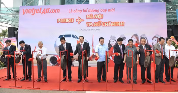 Đại tướng Trần Đại Quang - Ủy viên Bộ chính trị, Bộ trưởng Bộ Công An, Trưởng ban chỉ đạo Tây Nguyên; Ông Hoàng Trung Hải - Ủy viên Trung ương Đảng, Phó Thủ tướng Chính phủ; Ông Trương Vĩnh Trọng – nguyên Ủy viên Trung ương Đảng, nguyên Phó thủ tướng Chính phủ; Ông Đinh La Thăng - Ủy viên Trung ương Đảng, Bộ trưởng Bộ GTVT cùng lãnh đạo UBND tỉnh Gia Lai gióng 3 hồi chiêng công bố đường bay mới của Vietjet từ Hà Nội, TP.HCM đến Pleiku.