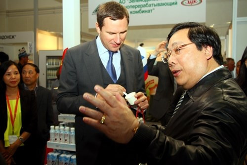 Đại sứ Nguyễn Thanh Sơn và Phó Thống đốc Denis Butsaev dùng thử sản phẩm của TH true MILK. Đại sứ Nguyễn Thanh Sơn và Phó Thống đốc Denis Butsaev dùng thử sản phẩm của TH true MILK.