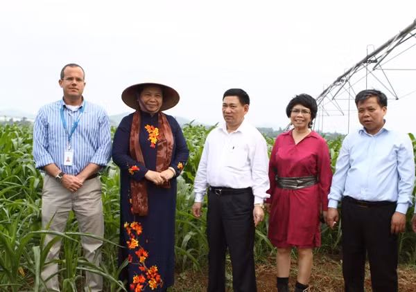 PCT Quốc hội Tòng Thị Phóng (thứ 2 từ trái sang) đánh giá cao việc tập đoàn TH ứng dụng công nghệ tiên tiến của thế giới và quy trình sản xuất khép vào chăn nuôi bò và chế biến để tạo ra sữa tươi sạch TH true Milk