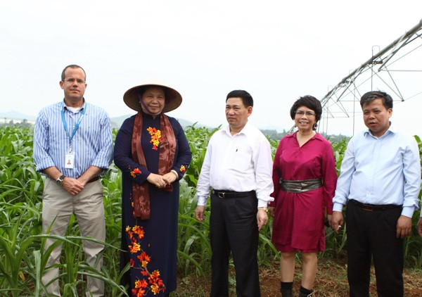 PCT Quốc hội Tòng Thị Phóng (thứ 2 từ trái sang) đánh giá cao việc tập đoàn TH ứng dụng công nghệ tiên tiến của thế giới và quy trình sản xuất khép vào chăn nuôi bò và chế biến để tạo ra sữa tươi sạch TH true Milk PCT Quốc hội Tòng Thị Phóng (thứ 2 từ trái sang) đánh giá cao việc tập đoàn TH ứng dụng công nghệ tiên tiến của thế giới và quy trình sản xuất khép vào chăn nuôi bò và chế biến để tạo ra sữa tươi sạch TH true Milk