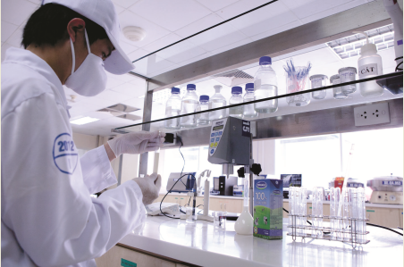 Tất cả sản phẩm của Vinamilk đều được kiểm tra chất lượng nguyên liệu đầu vào chặt chẽ trước khi đưa vào sản xuất. Tất cả sản phẩm của Vinamilk đều được kiểm tra chất lượng nguyên liệu đầu vào chặt chẽ trước khi đưa vào sản xuất.