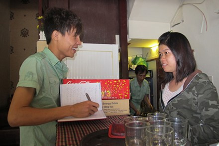 Nhân viên tiếp thị làm việc lúc 12 giờ để bảo đảm doanh số.