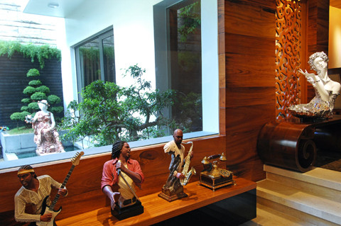 Những pho tượng của các nhân vật nổi tiếng được sưu tập để tăng thêm nét độc đáo. Vị chủ nhân chia sẻ, mỗi lần đi công tác nước ngoài, anh lại thu thập những bức tượng này để tô điểm cho ngôi nhà.