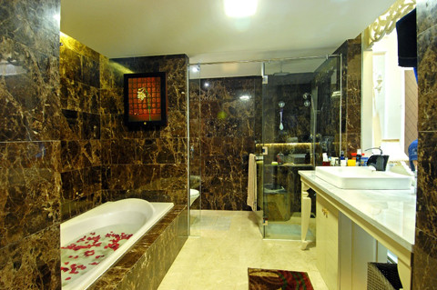 Phòng tắm hiện đại cũng góp phần vào sự tiện nghi của ngôi nhà. Đá được vị doanh nhân tiết lộ nhập từ Tây Ban Nha, còn thiết bị của Đức.