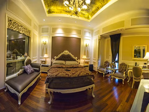 Căn phòng ngủ được trang hoàng theo phong cách cổ điển Châu Âu.