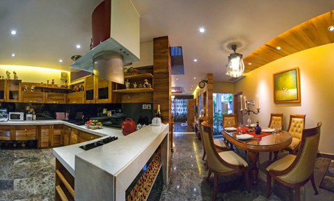 Khu bếp với các thiết bị tiện nghi nhập khẩu từ Italy. Gỗ gõ đỏ tiếp tục được sử dụng ở đây.