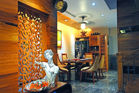 Ngay trong phòng làm việc có một bàn rượu nhỏ để nhâm nhi mỗi khi cần thư giãn