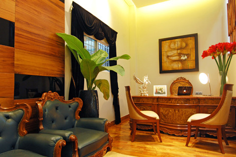 Phòng làm việc của chủ nhân ngôi nhà với cửa sổ hướng ra phố. Nội thất căn phòng được làm chủ yếu từ gỗ nu.