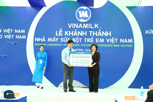 Bà Mai Kiều Liên – Chủ tịch HĐQT kiêm TGĐ Vinamilk (phải) trao tặng 1 tỷ đồng cho Quỹ Bảo trợ trẻ em tỉnh Bình Dương. Bà Mai Kiều Liên – Chủ tịch HĐQT kiêm TGĐ Vinamilk (phải) trao tặng 1 tỷ đồng cho Quỹ Bảo trợ trẻ em tỉnh Bình Dương.