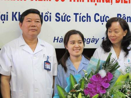Dương Thị Mai Mai (giữa) đã khỏi căn bệnh viêm cơ tim cấp nguy hiểm và được ra viện. Dương Thị Mai Mai (giữa) đã khỏi căn bệnh viêm cơ tim cấp nguy hiểm và được ra viện.
