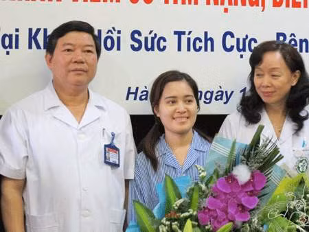 Dương Thị Mai Mai (giữa) đã khỏi căn bệnh viêm cơ tim cấp nguy hiểm và được ra viện.