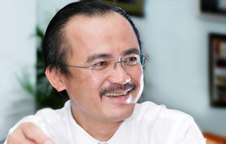 CEO không thể sử dụng kiểu quyết liệt, chặt chém như ở doanh nghiệp nước ngoài mà phải rỉ rả, tỉ tê. CEO không thể sử dụng kiểu quyết liệt, chặt chém như ở doanh nghiệp nước ngoài mà phải rỉ rả, tỉ tê.