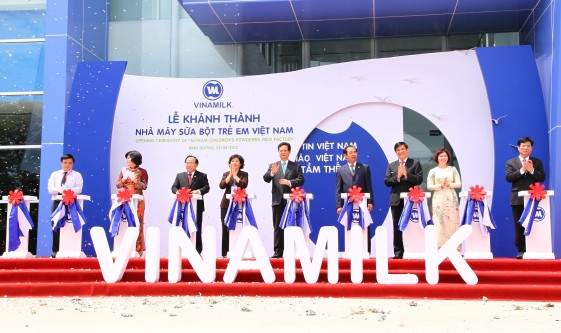 Thủ tướng Nguyễn Tấn Dũng (giữa) và đoàn đại biểu cấp cao Chính phủ đã tham dự Lễ khánh thành Công trình Nhà máy sữa bột trẻ em Việt Nam của Công ty Cổ phần sữa Việt Nam (Vinamilk). Thủ tướng Nguyễn Tấn Dũng (giữa) và đoàn đại biểu cấp cao Chính phủ đã tham dự Lễ khánh thành Công trình Nhà máy sữa bột trẻ em Việt Nam của Công ty Cổ phần sữa Việt Nam (Vinamilk).