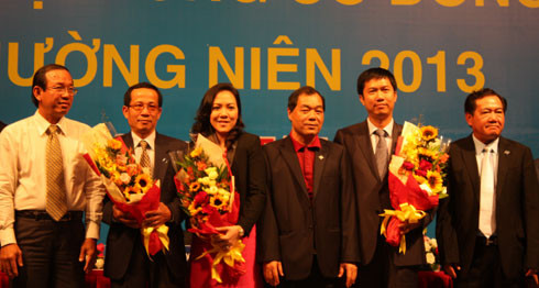 Hình ảnh tại ĐHĐCĐ thường niên năm 2013 của Sacombank, diễn ra sáng 25/04. Từ trái qua: ông Nguyễn Hoàng Minh - Phó giám đốc NHNN TP.HCM, ông Nguyễn Gia Định, bà Nguyễn Thị Lệ An,ông Trầm Bê, ông Nguyễn Văn Cựu, ông Phạm Hữu Phú.