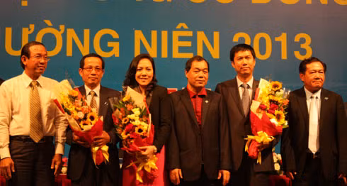 Hình ảnh tại ĐHĐCĐ thường niên năm 2013 của Sacombank, diễn ra sáng 25/04. Từ trái qua: ông Nguyễn Hoàng Minh - Phó giám đốc NHNN TP.HCM, ông Nguyễn Gia Định, bà Nguyễn Thị Lệ An,ông Trầm Bê, ông Nguyễn Văn Cựu, ông Phạm Hữu Phú.