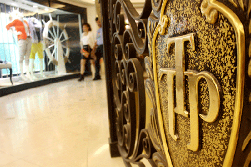 Tràng Tiền Plaza - trung tâm thương mại mang tính biểu tượng của thủ đô Hà Nội đã chính thức mở cửa hoạt động trở lại từ tháng 4/2013 với một diện mạo mới: sang trọng, hiện đại và kiêu hãnh. Tràng Tiền Plaza - trung tâm thương mại mang tính biểu tượng của thủ đô Hà Nội đã chính thức mở cửa hoạt động trở lại từ tháng 4/2013 với một diện mạo mới: sang trọng, hiện đại và kiêu hãnh.