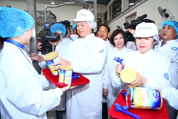 Thủ tướng Nguyễn Tấn Dũng và bà Mai Kiều Liên – Chủ tịch HĐQT kiêm TGĐ Vinamilk đã ký tặng “10,000 hộp sữa bột trẻ em Dielac Alpha” được sản xuất đầu tiên trên dây chuyền hiện đại tại nhà máy trị giá khoảng 1 tỷ đồng. Thủ tướng Nguyễn Tấn Dũng và bà Mai Kiều Liên – Chủ tịch HĐQT kiêm TGĐ Vinamilk đã ký tặng “10,000 hộp sữa bột trẻ em Dielac Alpha” được sản xuất đầu tiên trên dây chuyền hiện đại tại nhà máy trị giá khoảng 1 tỷ đồng.
