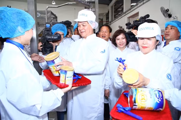 Thủ tướng Nguyễn Tấn Dũng và bà Mai Kiều Liên – Chủ tịch HĐQT kiêm TGĐ Vinamilk đã ký tặng “10,000 hộp sữa bột trẻ em Dielac Alpha” được sản xuất đầu tiên trên dây chuyền hiện đại tại nhà máy trị giá khoảng 1 tỷ đồng.